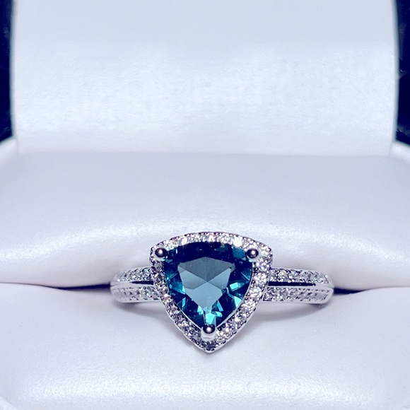 925 Sterling Silver Trillion Cut Blue Topaz Ring - Picture 1 of 8
